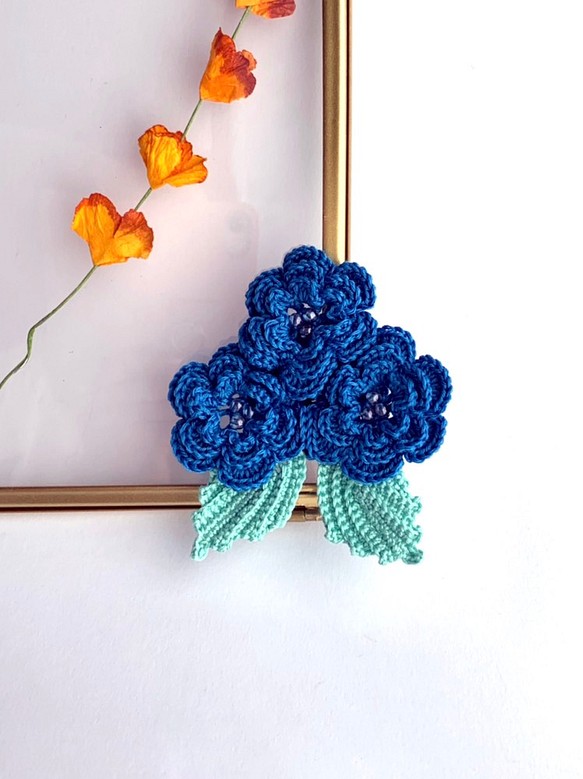 アイリッシュの爽やかな青い花のコサージュ 1枚目の画像