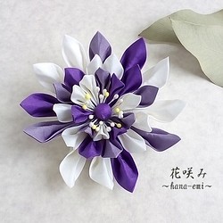 つまみ細工　白×紫の花コサージュ　あやめ　菖蒲 1枚目の画像
