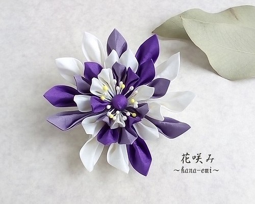 つまみ細工 白×紫の花コサージュ あやめ 菖蒲 コサージュ 花咲み