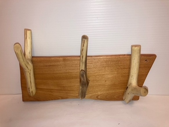 クヌギの枝とチェーンソーで製材したケヤキ板で作ったウォールフック③ 1枚目の画像