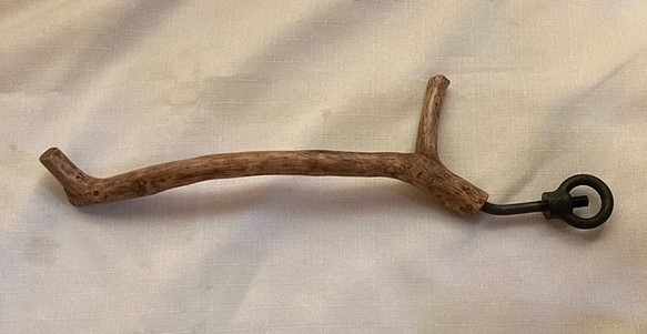 クヌギの枝の武骨なランタンハンガー　ボルトとアイナット 1枚目の画像