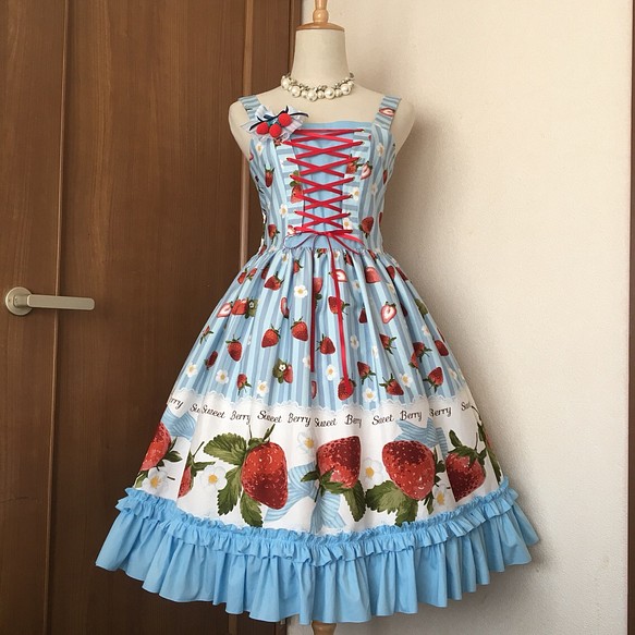 [年終銷售]草莓條紋連衣裙薩克斯 第1張的照片