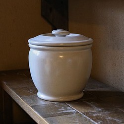 1600年創業 13代目職人 加藤さんのつくる甕 かめ 2升 白 お味噌仕込み 梅干し仕込み ぬか漬け 米びつに 調味料入れ ラベル えんける道具店 通販 Creema クリーマ ハンドメイド 手作り クラフト作品の販売サイト