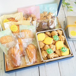 レモンのお菓子が入った『贅沢ＢＯＸ＜M＞』重厚感たっぷりギフトBOXにお入れします。ラッピングor熨斗無料サービス中。 1枚目の画像