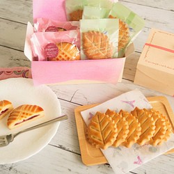 ＜お菓子ボックス・ロング＞「ラズベリーガレット」と「葉っぱサブレ」のお菓子ボックスです。 1枚目の画像