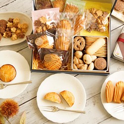 栗のガレットと「クラシッククッキー缶」が入った『贅沢ＢＯＸ＜M＞』秋の味覚のお菓子と新製品のクッキー缶と人気の焼菓子 1枚目の画像