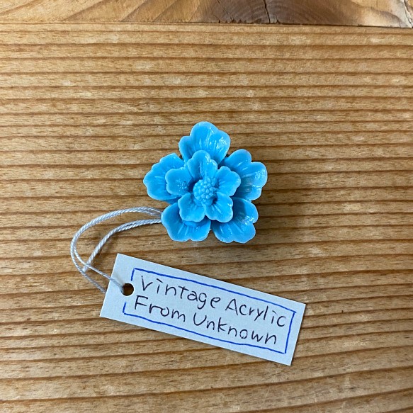【再販】上品なブルーグレーのお花がキッチュでかわいいヴィンテージカボションの帯留め 1枚目の画像