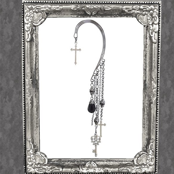 十字架 クロス 鍵 キー カギ 黒ブラック イヤークリップ イヤーフ 女性用男性用 レディース メンズハロウィンコスプレ 1枚目の画像