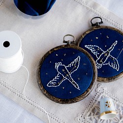 星座シリーズ【白鳥座】の刺繍制作キット〜暗闇で輝く蓄光糸で作る簡単刺繍キットです 1枚目の画像