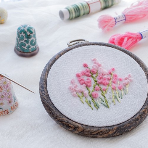 カリフォルニアローズの花の刺繍製作キット A F E 06 オリジナルモール糸で簡単に刺繍できる花刺繍シリーズ キット Art Fiber Endo 通販 Creema クリーマ ハンドメイド 手作り クラフト作品の販売サイト