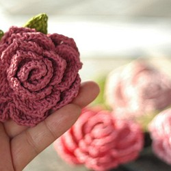 ほっこりカギ針編み　/　バラのブローチ　/　ピンク系 1枚目の画像