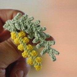 ほっこりカギ針編み　/　ミモザアカシアのブローチ 1枚目の画像