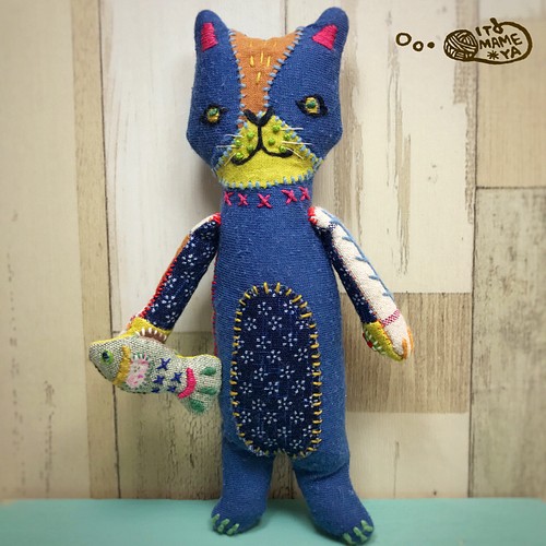 刺繍ぬいぐるみ ネコ と 魚 ぬいぐるみ Itomame Ya 通販 Creema クリーマ ハンドメイド 手作り クラフト作品の販売サイト