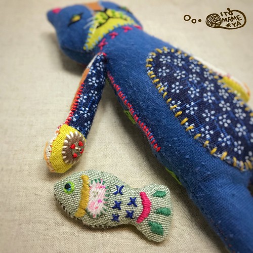 刺繍ぬいぐるみ ネコ と 魚 ぬいぐるみ Itomame Ya 通販 Creema クリーマ ハンドメイド 手作り クラフト作品の販売サイト