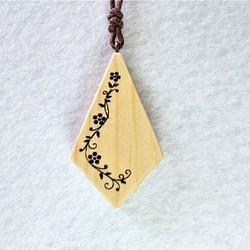 木のアクセサリー　青森ひばのネックレス　ダイヤ型に花模様 1枚目の画像