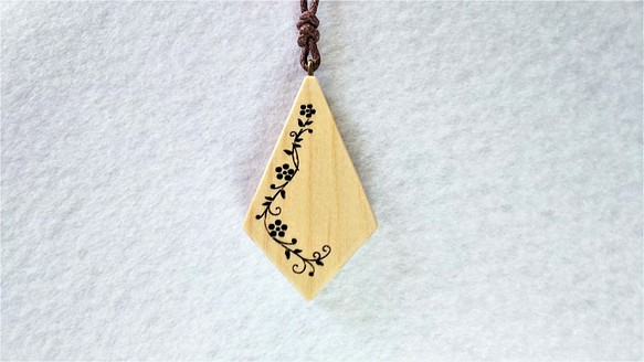 木のアクセサリー　青森ひばのネックレス　ダイヤ型に花模様 1枚目の画像