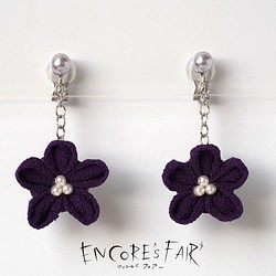つまみ細工 紫のお花の揺れるイヤリング 1枚目の画像