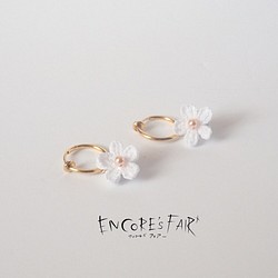 白い小花のフープイヤリング B 1枚目の画像