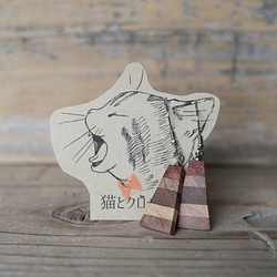 おめかし猫の組木ピアス・イヤリング -揺れる山型- 1枚目の画像