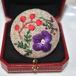 【冬物セール30%off】1000円→700円手刺繍 ビオラとお花たち ブローチ(紫) 1枚目の画像