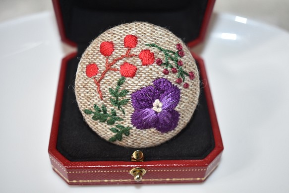 【冬物セール30%off】1000円→700円手刺繍 ビオラとお花たち ブローチ(紫) 1枚目の画像