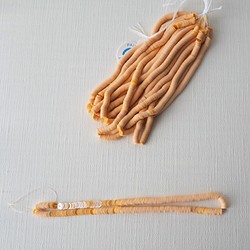 フランス製 スパンコール4mm オレンジ/ パイエット オートクチュール リュネビル刺繍 糸通し 1枚目の画像