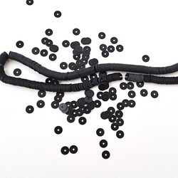 フランス製スパンコール 4mm マットブラック #PA05-M.BK4/オートクチュール刺繍 リュネビル刺繍 糸通し 1枚目の画像