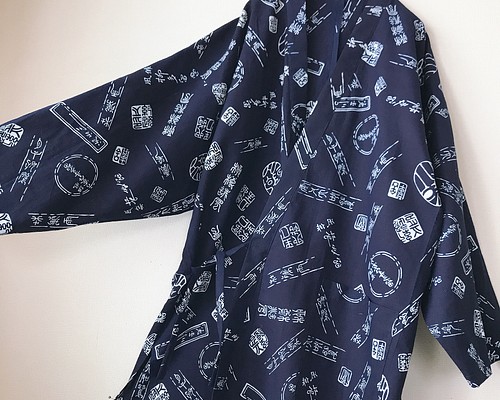 着物リメイク 浴衣で作務衣カーディガン 羽織 はおり 長袖 男女兼用 和装 文字文様 ポケット 紺色