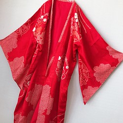 着物リメイク 鶴と絞りの変形袖カーディガン 羽織 着物風 和装 和柄 衣装 和柄 ロング 赤 フリーサイズ(B47) 1枚目の画像