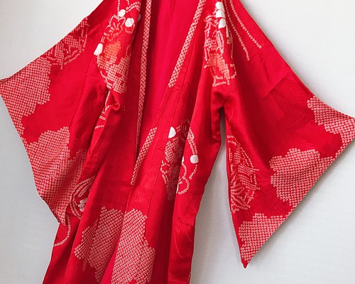 着物リメイク 鶴と絞りの変形袖カーディガン 羽織 着物風 和装 和柄 衣装 和柄 ロング 赤 フリーサイズ(B47)