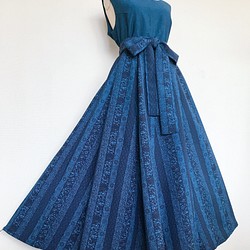 着物でパッチワークロングワンピース たっぷりフレアスカート 紺色 M〜L 着物リメイク 衣装 ドレス（B825） 1枚目の画像