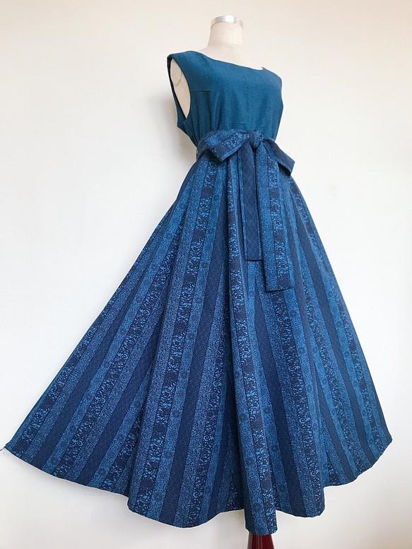 着物でパッチワークロングワンピース たっぷりフレアスカート 紺色 M〜L 着物リメイク 衣装 ドレス（B825） 1枚目の画像