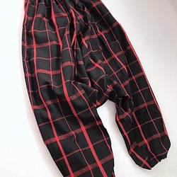 着物リメイク サルエルパンツ ユニセックス ゆったり ボリューム 和柄 縞模様 チェック 黒×赤 w60〜100cm 1枚目の画像