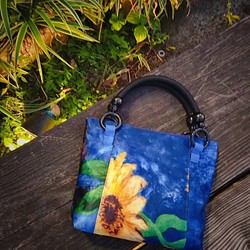 【緞面花卉系列】向日葵手提包(藍) 第1張的照片