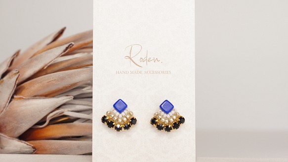 【受注製作】Blue Czech beads earrings ブルーチェコビーズ　イヤリング・ピアス 1枚目の画像
