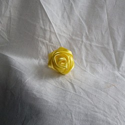 父の日の黄色いバラ　タイタック兼ピンブローチ 1枚目の画像