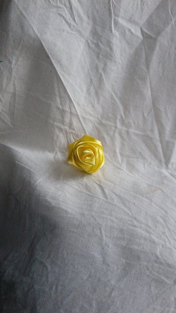 父の日の黄色いバラ　タイタック兼ピンブローチ 1枚目の画像