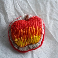 リンゴの街からお届けするリンゴの刺繍ブローチ 1枚目の画像