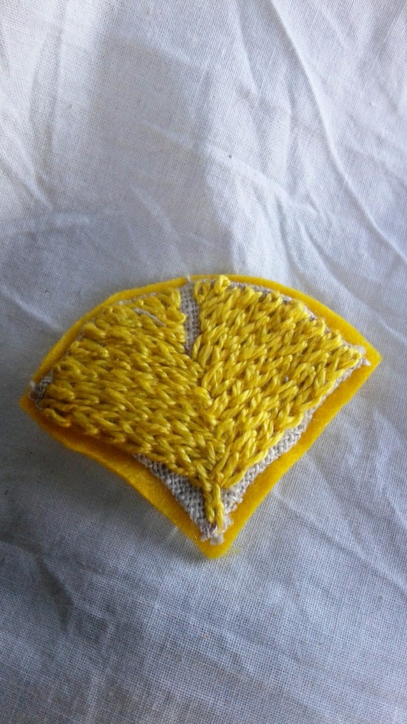 銀杏の刺繍ブローチ 1枚目の画像