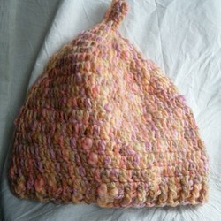 ウールの手編み帽子　とんがりピンク 1枚目の画像