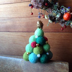 羊毛フェルト カラフルクリスマスツリー 1枚目の画像