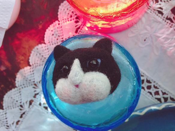 【羊毛フェルト】ハチワレ猫さんの顔面マグネット 1枚目の画像