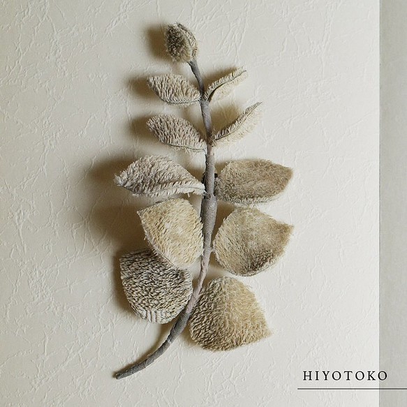 草木染め布花のブローチ「ユーカリ」 1枚目の画像