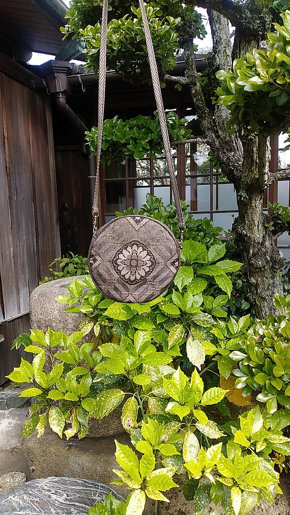 着物リメイク　大島紬の丸型ポシェット 1枚目の画像