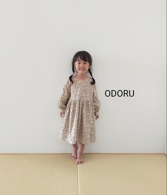 キッズ 小花柄のワンピース（ピンクベージュ系） 子供服 ODORU 通販