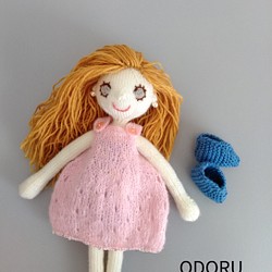ペールピンクの透かし編みワンピースの女の子 1枚目の画像