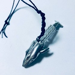 シロナガスクジラのストラップ　錫製、おなかはガラスビーズ 1枚目の画像