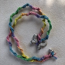 錫製ちょうちょうと虹染め麻紐ペンダント 1枚目の画像