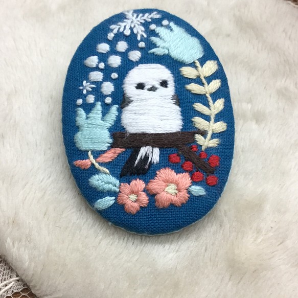 《絶滅危惧種シリーズ》手刺繍ブローチ-*春を待つシマエナガと雪の花々*-オーバル形