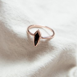 [433 Studio] 925 silver 長身菱形盾牌黑尖晶戒指 第1張的照片